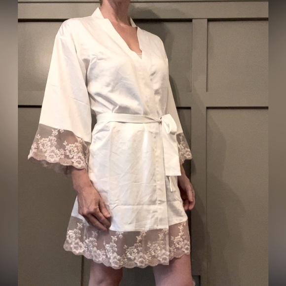 Flora Nikrooz Rosa Charmeuse Kimono Robe in Ivory Satin Size Small - Picture 8 of 15